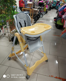 Стульчик для кормления на колесах